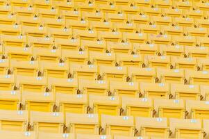 leeren Gelb Sitze beim Stadion, Reihen von Sitz auf ein Fußball Stadion, auswählen Fokus foto