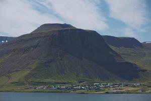 Blick auf den Fjord rund um das Dorf Isafjördur in Island