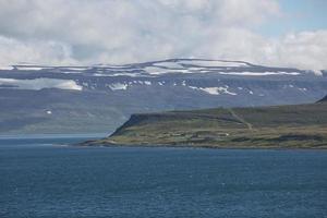 Blick auf den Fjord rund um das Dorf Isafjördur in Island