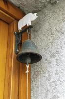 Vintage Glocke hängt an einer Tür foto