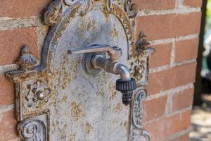 Wasserhahn eines alten Gartenbrunnens foto