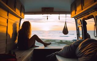 Strand Szene und Mädchen Innerhalb das Wohnmobil van beim Sonnenuntergang. foto