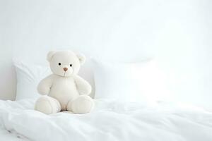 Teddy Bär Spielzeug auf das sauber Bett foto