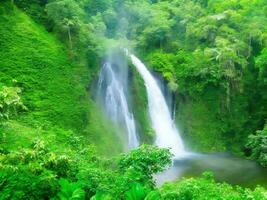 Wasserfall im das Urwald ai generiert foto