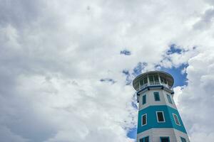 Blau Leuchtturm auf blauer Himmel foto