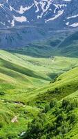 kazbegi Region, Georgia, malerisch Berg Landschaft mit chauhi Fluss und Kaukasus Berg Bereich, juta Senke foto