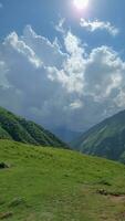 Epos Berg, Schlucht Wolken auf Berge, Grün Sommer- Landschaft foto