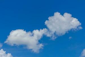 blauer Himmel mit Wolken foto