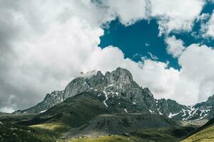 Berg Landschaft mit Epos Aussicht . schön Himmel und Felsen, Foto hoch Qualität, Hintergrund zum Anzeige, Natur Thema, Kumulus Wolken