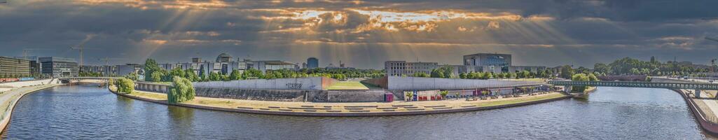 Panorama- Bild Über das Fluss Spree im Berlin mit Regierung Kreis im 2013 foto