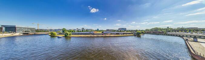 Panorama- Bild Über das Fluss Spree im Berlin mit Regierung Kreis im 2013 foto
