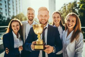 Geschäft Führer mit gewinnen Tasse foto