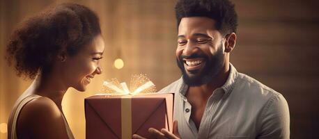 afrikanisch Mann Überraschungen Frau auf Geburtstag beim Zuhause foto