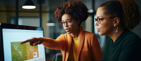 afrikanisch amerikanisch Frau Regie Auszubildender im Büro mit Computer Kopieren Raum foto