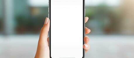Nahansicht Aussicht von ein jung weiblich halten ein Zelle Telefon mit ein leer Bildschirm Anzeigen ein Sozial Medien App Anzeige foto