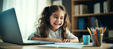 lächelnd Mädchen tun online Mathematik Prüfung beim Zuhause mit Hilfe foto