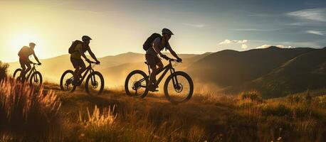 drei freunde auf elektrisch Fahrräder genießen ein szenisch Reiten durch schön Berge foto