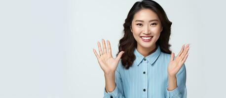 asiatisch Frau Anzeigen ein öffnen Hand prompt mit Zimmer zum Produkt auf Weiß Hintergrund foto