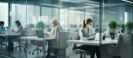 Geschäftsfrau Arbeiten im sozial distanziert Kabinen inmitten ein Gesundheit Pandemie im ein modern Büro foto