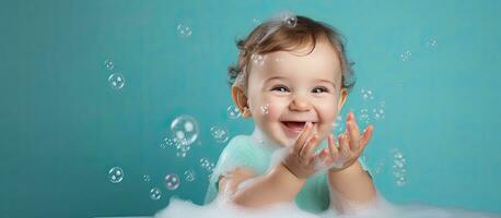 glücklich Baby demonstriert sauber Hände betont Seife Exposition von beim am wenigsten 20 Sekunden zu verhindern Krankheiten mögen Viren und Grippe Studio Foto isoliert bann