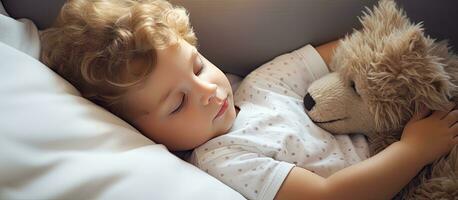 oben Aussicht von süß Kleinkind Schlafen auf Seite im Bett drinnen foto