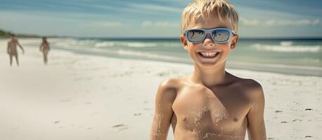 ein Sommer Gruß mit ein glücklich Junge beim das Strand foto