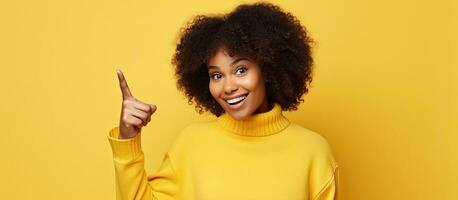 schwarz Frau zeigen oben mit Lächeln leer Raum zum Text über ihr Kopf Werbung Banner foto
