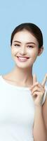 Frau demonstriert gesund und perfekt Zähne auf Blau Hintergrund fördern Dental Behandlung und Oral Pflege foto