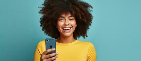 Blau im Hemd Frau mit afro Haar nimmt Selfies und Video Anrufe zum freiberuflich Arbeit auf Sozial Medien mit ein Telefon foto