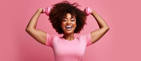 aufgeregt Plus Größe Frau im Sportbekleidung Lachen und halten Hanteln auf Rosa Studio Hintergrund Raum zum Kopieren Übung zum Körper Pflege Gewicht die Ermäßigung foto