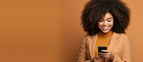 glücklich Latein Plus Größe Frau auf Telefon suchen beim leeren Raum auf braun Hintergrund zum Text Design afrikanisch amerikanisch Geschäft Frau zeigen Stelle zum Ihre Forts foto