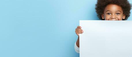 Kind glücklich positioniert hinter leer Blau Papier mit Zimmer zum Anzeige foto