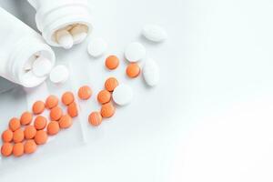 medizinisch Konzept, Tabletten auf ein Weiß Hintergrund foto