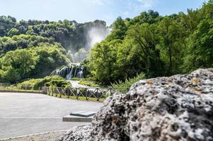 Wasserfall aus Marmor, der zu voller Strömung geöffnet ist foto