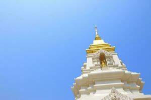 religiös die Architektur und Überzeugungen, ein schön Weiß thailändisch Tempel auf ein Blau Himmel foto