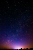 Nacht Landschaft mit bunt und Licht Gelb milchig Weg voll von Sterne im das Himmel. foto