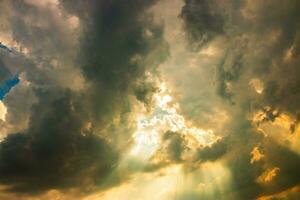 dramatisch Morgen Himmel mit dunkel Regen Wolken foto