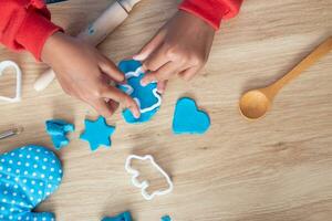 Kinder- Hände und Simulation Kochen Spielzeuge im das Küche Schalter. foto