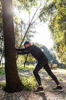 Ragzzo macht körperliche Aktivität im Park foto