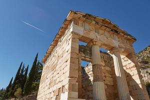 Flachwinkelansicht der athenischen Schatzkammer in Delphi, Griechenland? foto