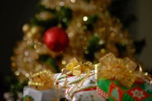 Stapel von Weihnachtsgeschenken unter einem Weihnachtsbaum foto