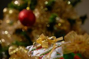 Stapel von Weihnachtsgeschenken unter einem Weihnachtsbaum foto