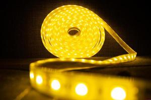 LED-Rolle aus glänzendem Zierband LED-Streifenlicht foto
