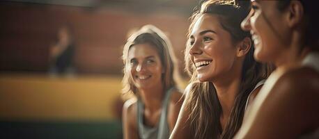 Gruppe von Frauen Hören zu Trainer beim Basketball Gericht Kopieren Raum verfügbar Sport Aktivität Einheit und Lebensstil bleiben übrig unverändert foto