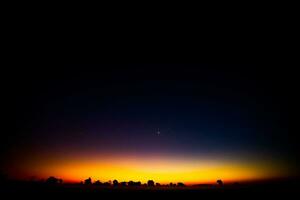 Nacht Landschaft mit bunt und Licht Gelb milchig Weg voll von Sterne im das Himmel. foto