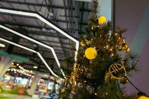 Weihnachten Baum und Weihnachten Dekorationen im Einkaufen Einkaufszentren foto
