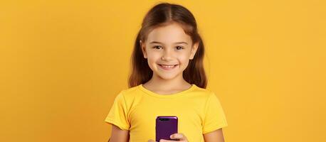 kaukasisch Mädchen im violett t Hemd auf Gelb Hintergrund hält leeren Handy, Mobiltelefon Telefon foto