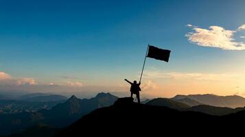 Silhouette von Geschäftsmann mit Flagge auf Berg oben Über Sonnenuntergang Himmel Hintergrund, Geschäft, Erfolg, Führung und Leistung Konzept. foto