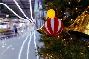 Weihnachten Baum und Weihnachten Dekorationen im Einkaufen Einkaufszentren foto