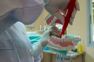 Zahnersatz im Dental Kliniken Zahnärzte verwenden es zu kommunizieren mit Patienten. foto